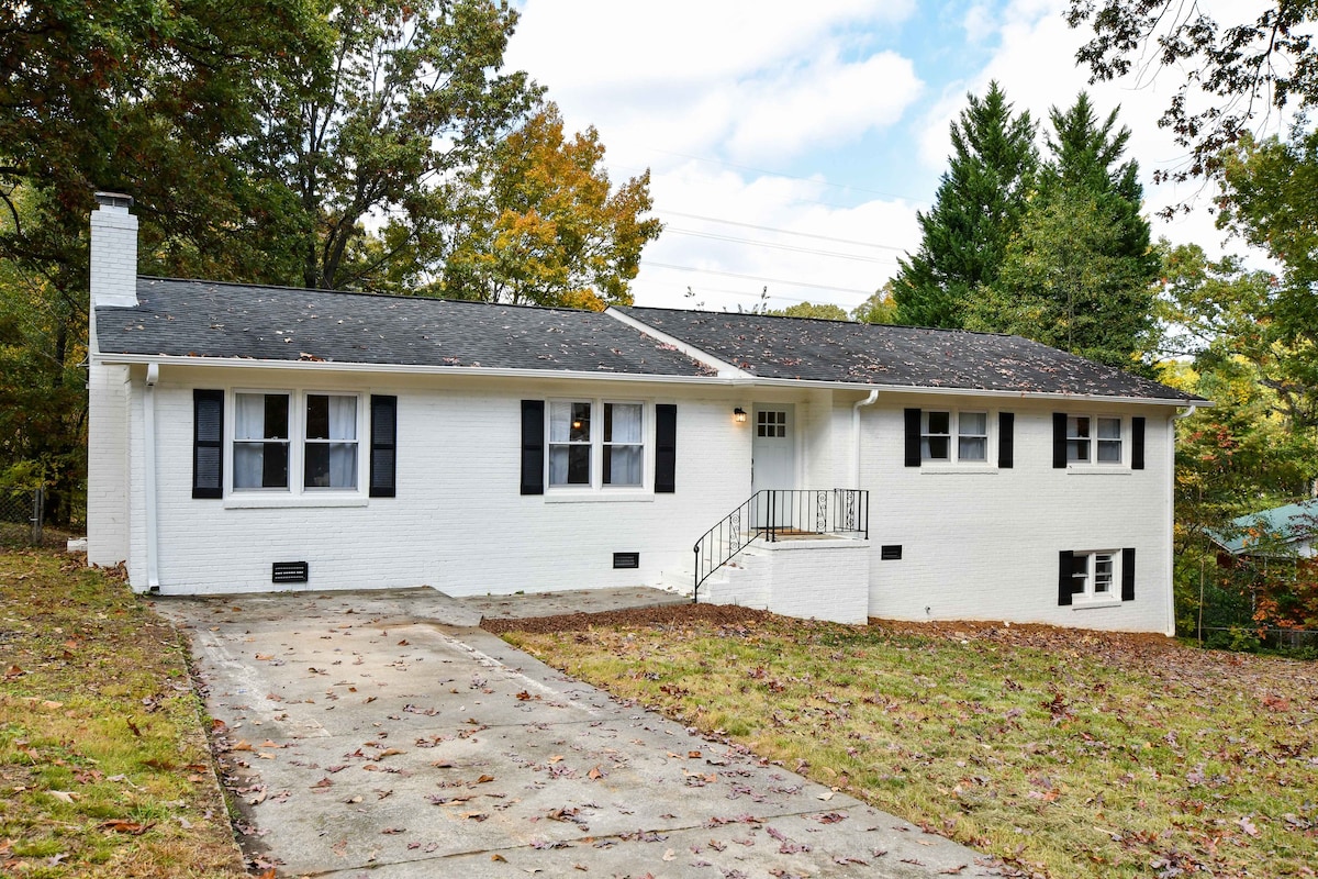 White Brick House -15 minutes from Downtown, Quiet