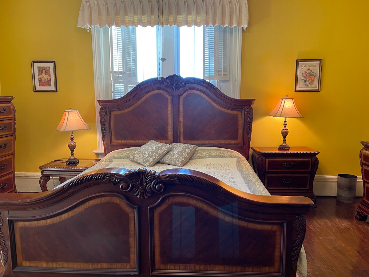 The William Stokes Room at Chez Lindsey B&B