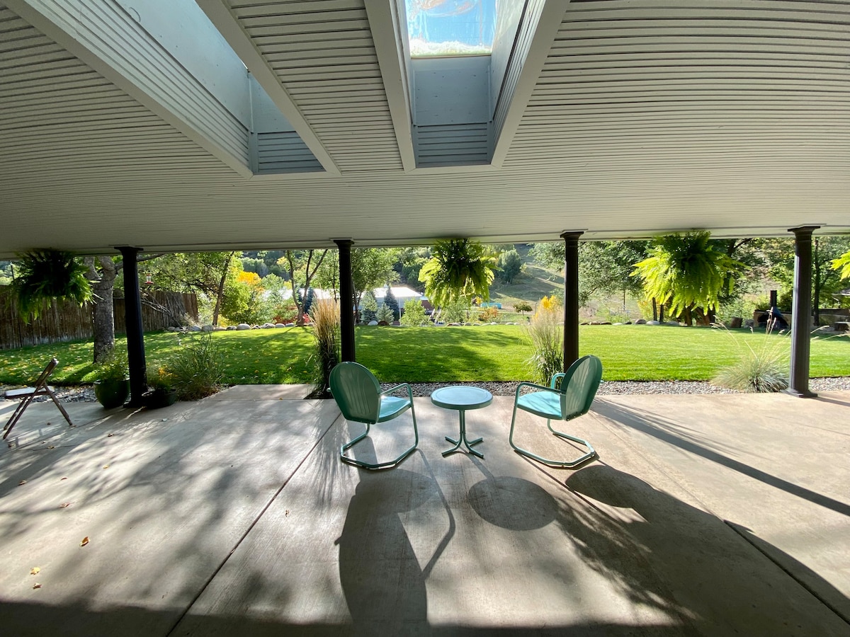 MidCentury 2 bedroom 2 bath w/ enormous backyard