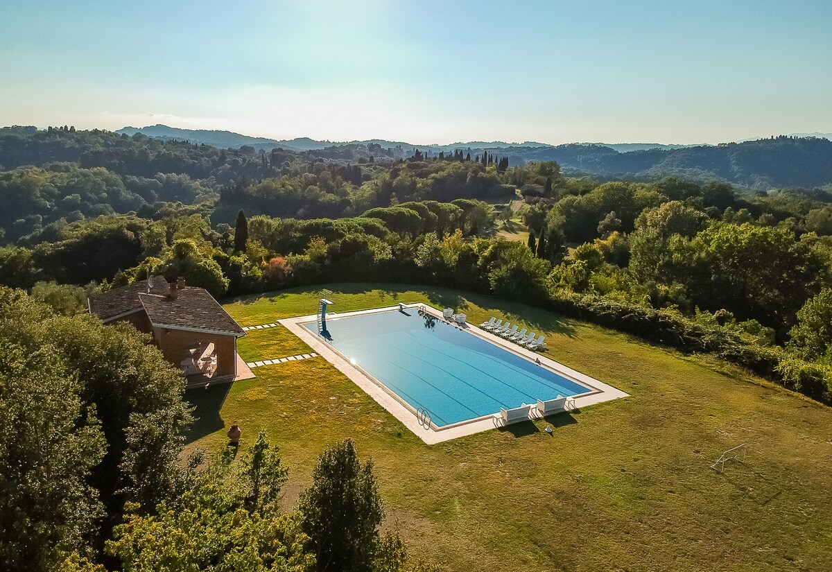 Private Villa with semi-Olympic pool and Tennis
