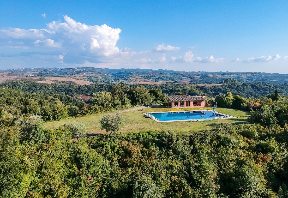 Private Villa with semi-Olympic pool and Tennis