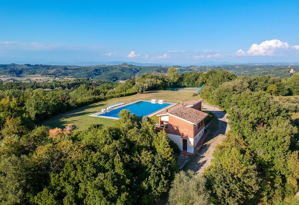 Private Villa with semi-Olympic pool and Tennis