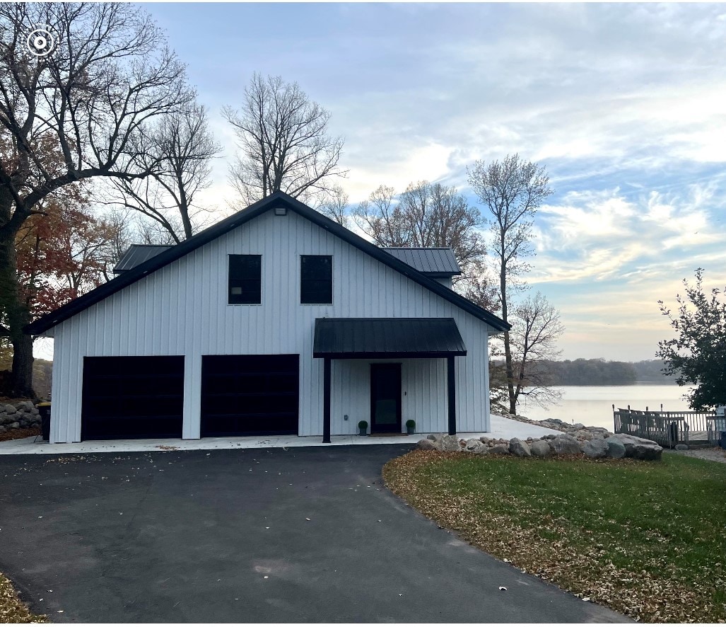 New 6 Bedroom Lake Cottage with Game Room