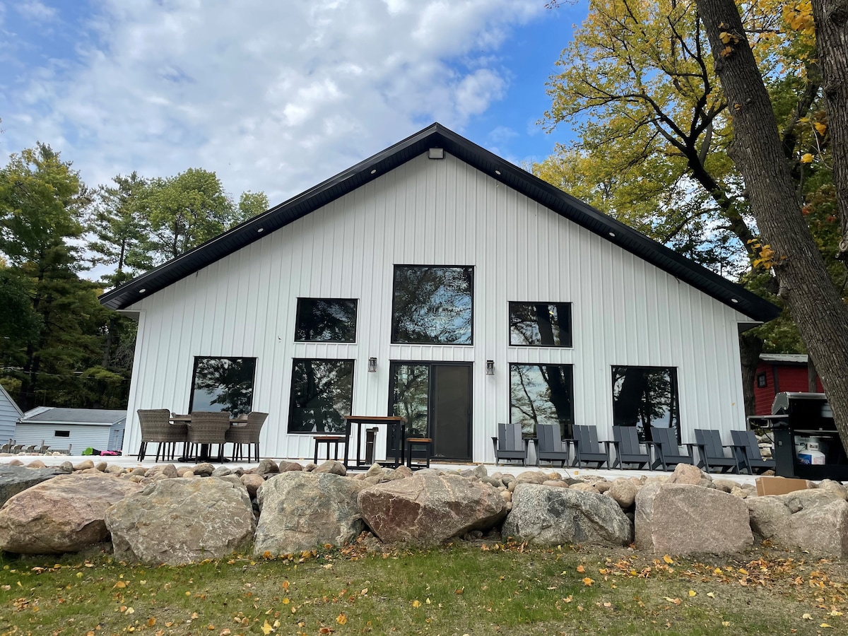 New 6 Bedroom Lake Cottage with Game Room