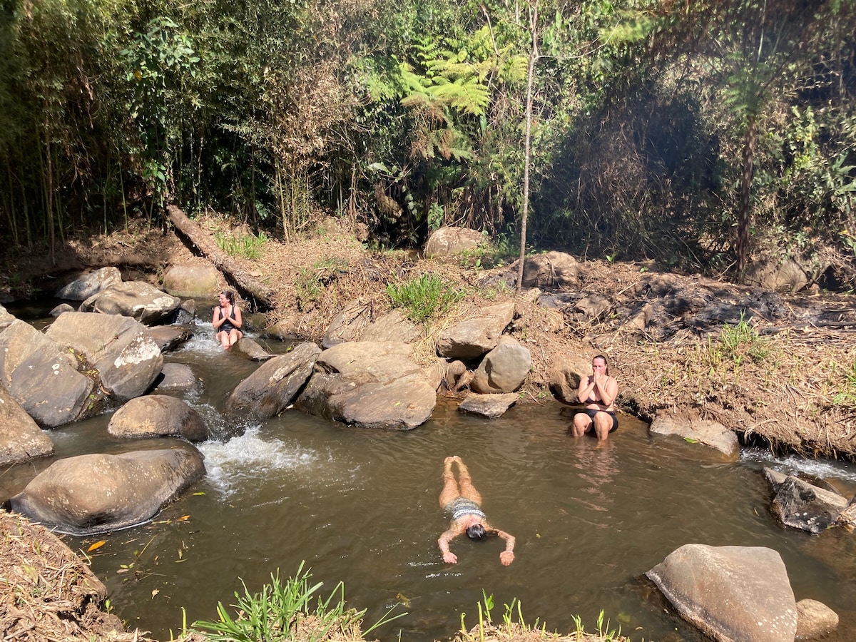Quarto Temático em Vila Ecológica com Cachoeiras