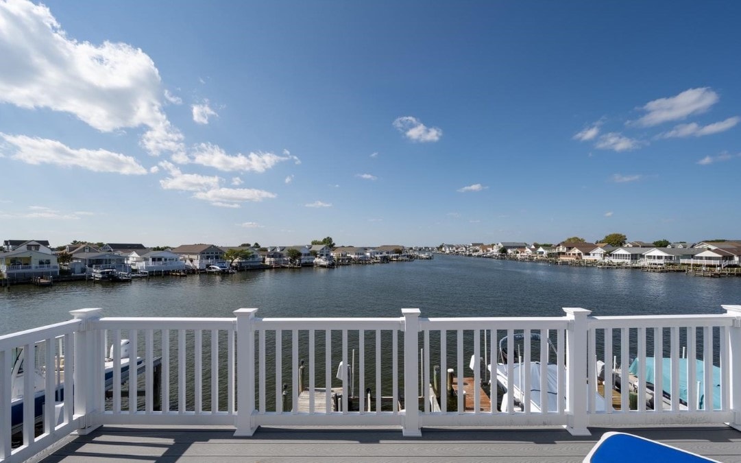 Gorgeous Bayfront Grill Kayaks Dock Views