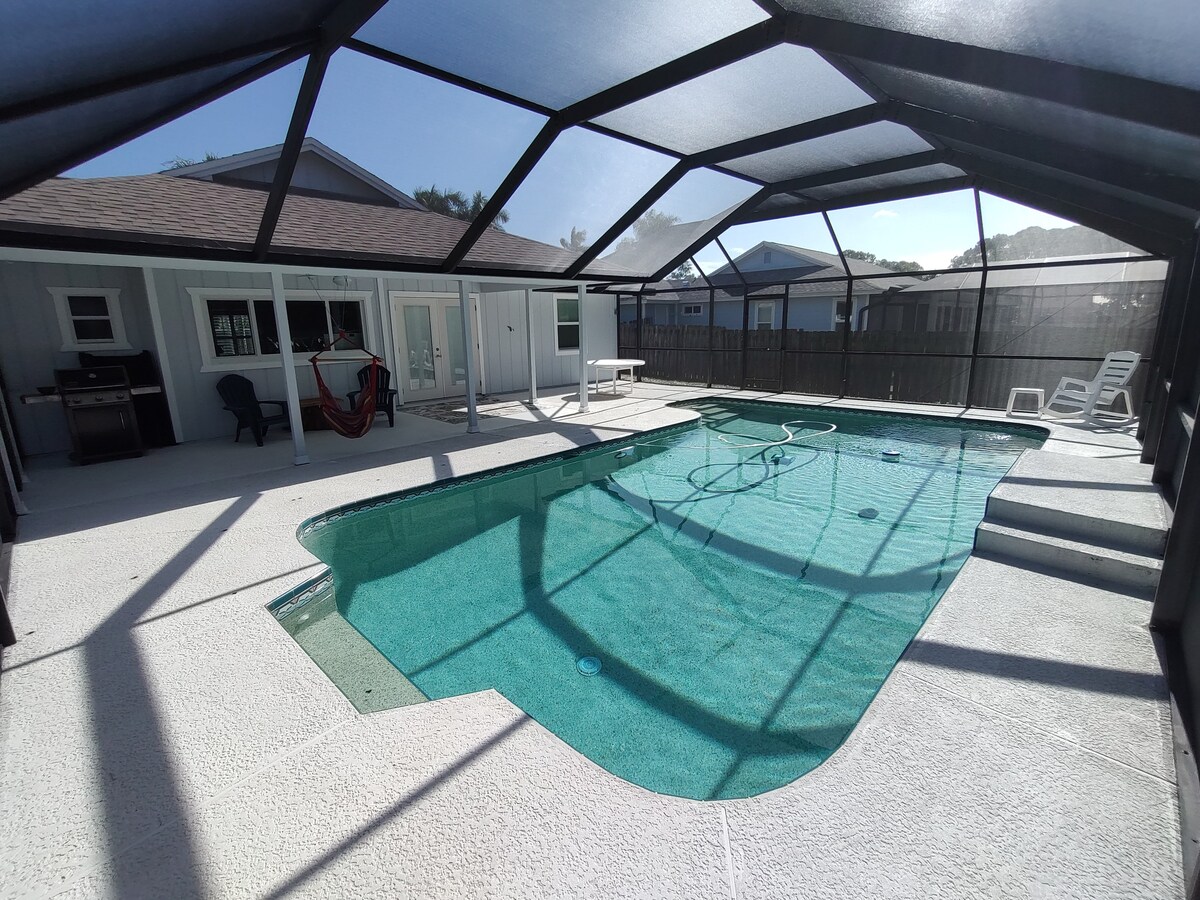 Tropical Hobe Sound Retreat!  2/2 home with pool