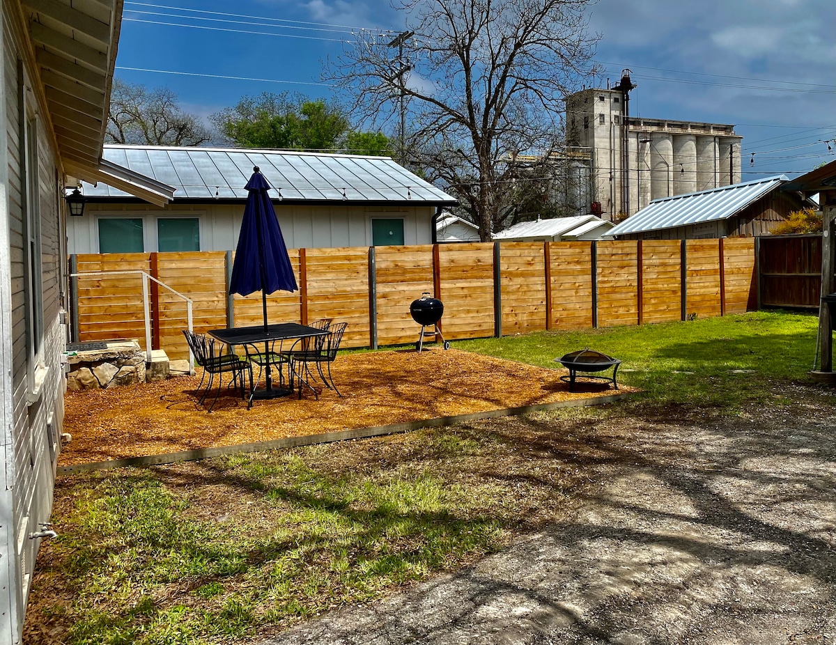 Cozy Little Bridge Haus in Downtown New Braunfels