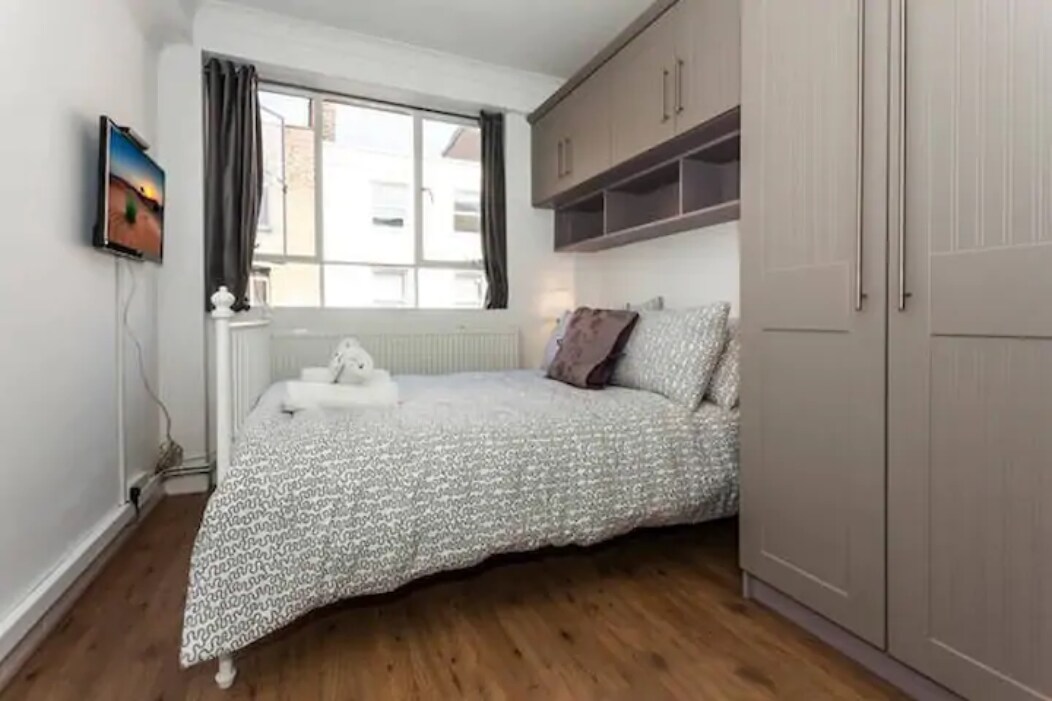 BER-2F-B Private en-suite bedroom in Soho!