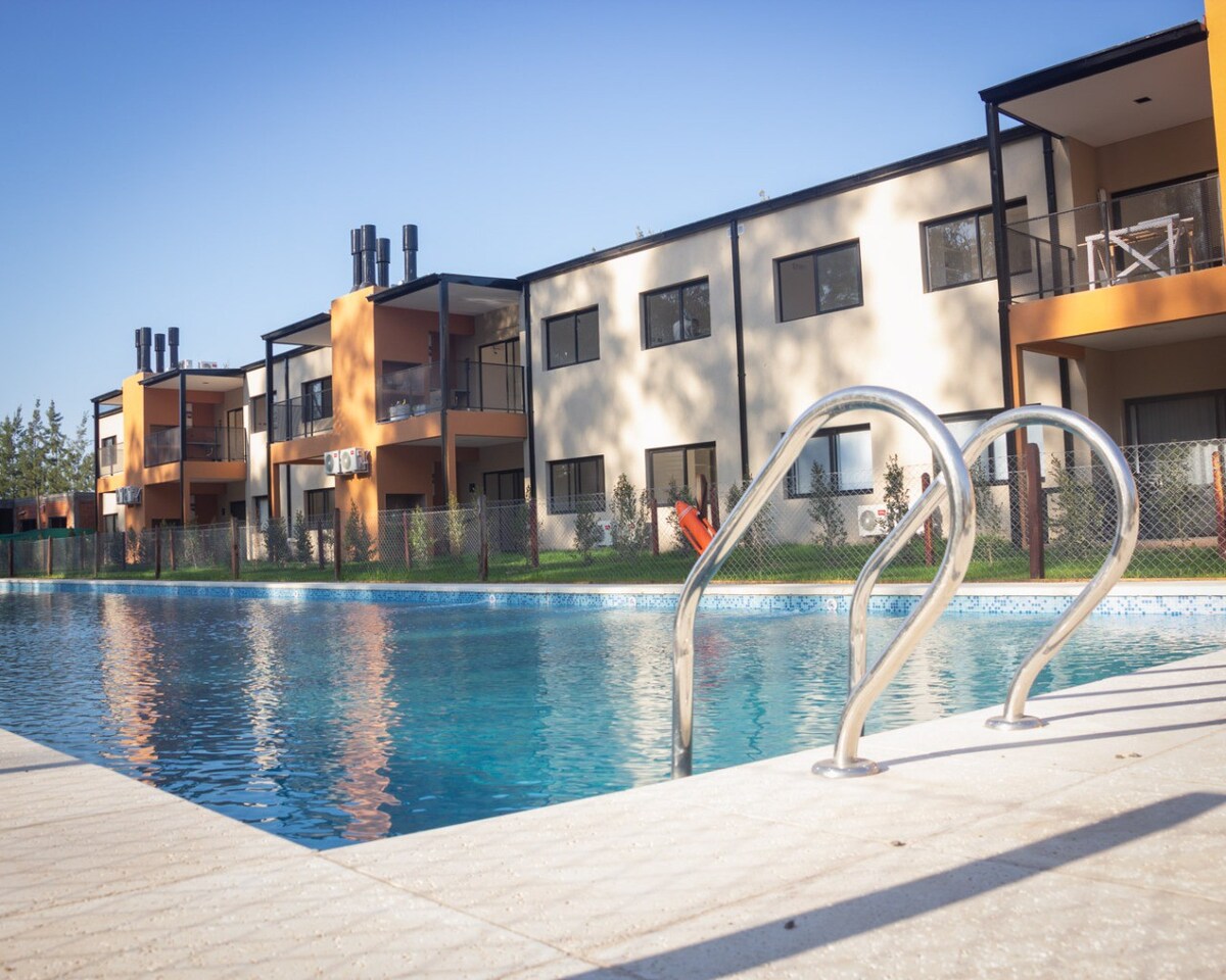 美丽的公寓，可欣赏绿色景观和游泳池！
