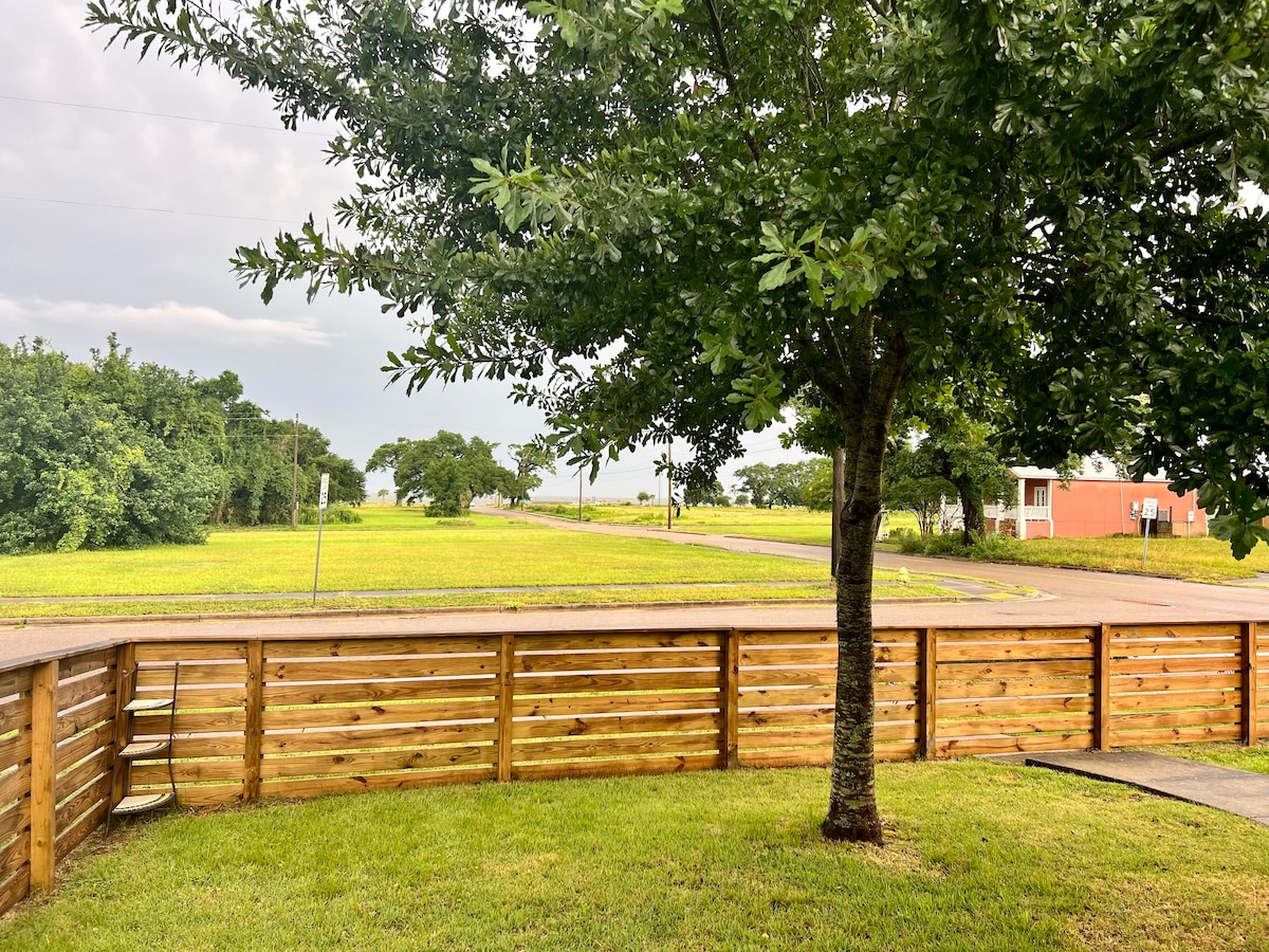 Enjoy the view from front porch! Walk to Casino !