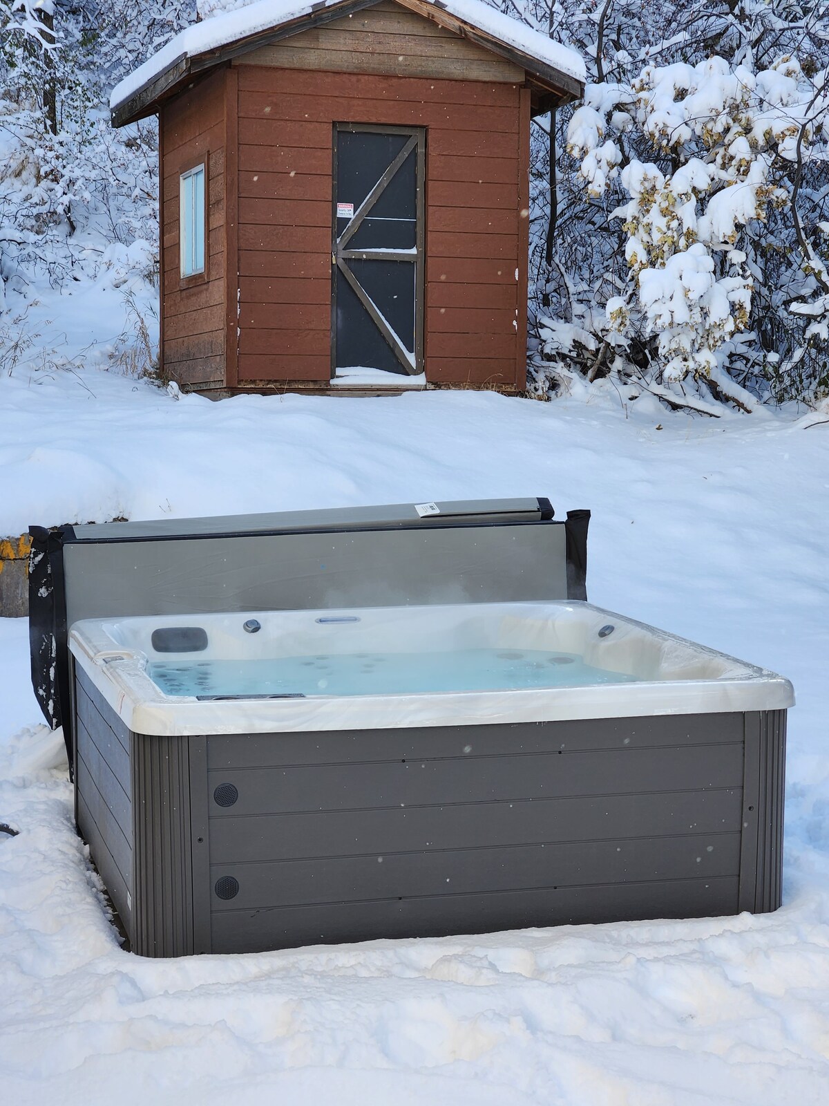 带热水浴缸的宽敞滑雪屋