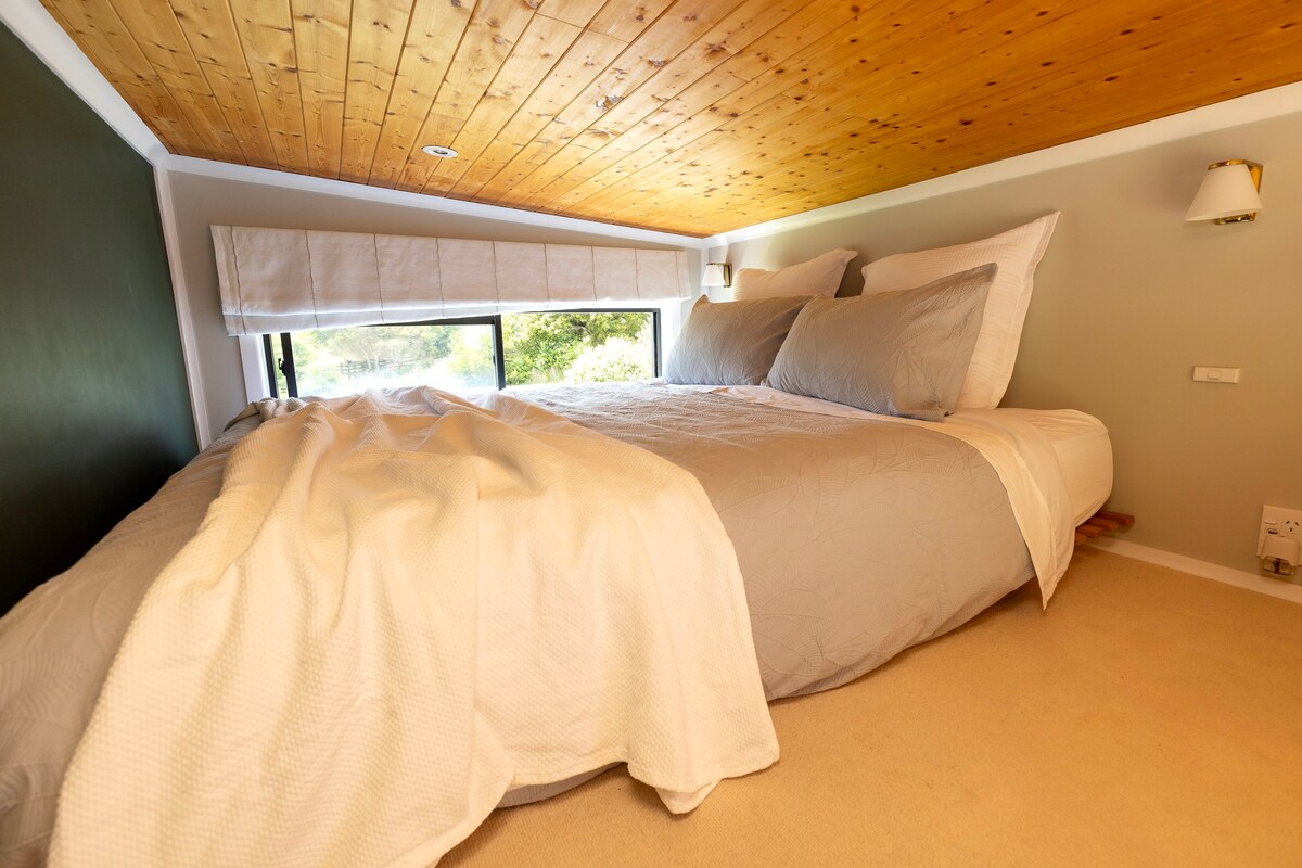 Tiny home near Mangawhai w/Spa, King Sized bed