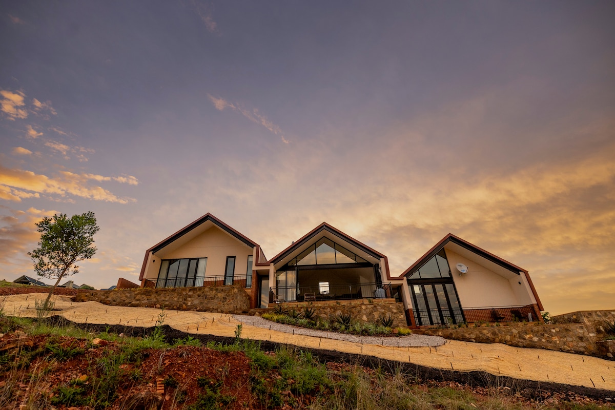 River and Rest: Modern farm house in golf estate