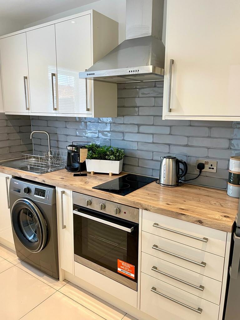 Studio flat/separate kitchen & 30min to CLondon