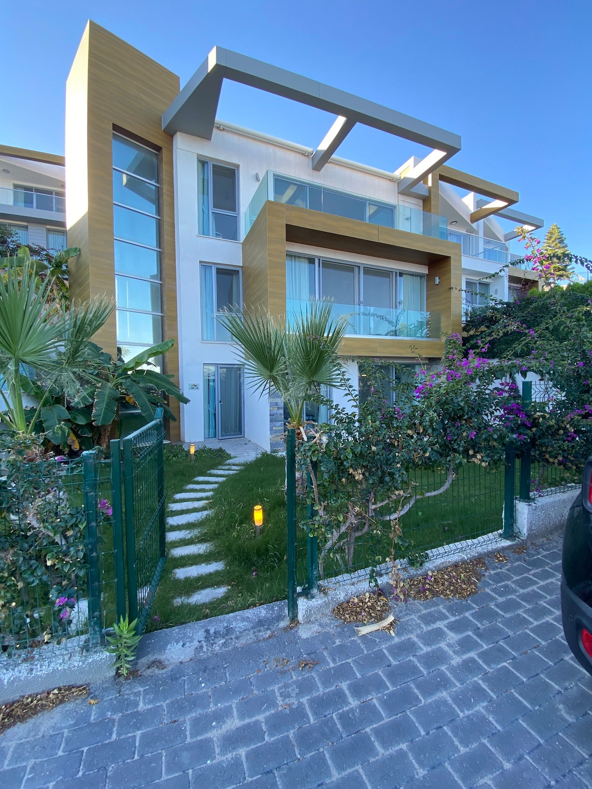 Modern Beachfront Luxury Villa