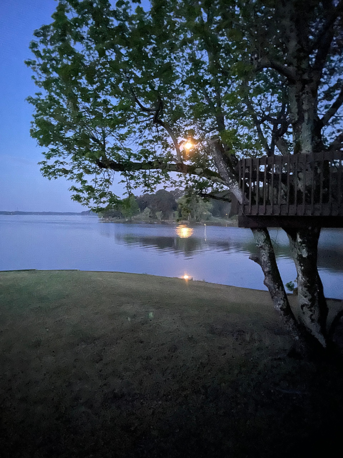 带壮丽景色的湖畔别墅