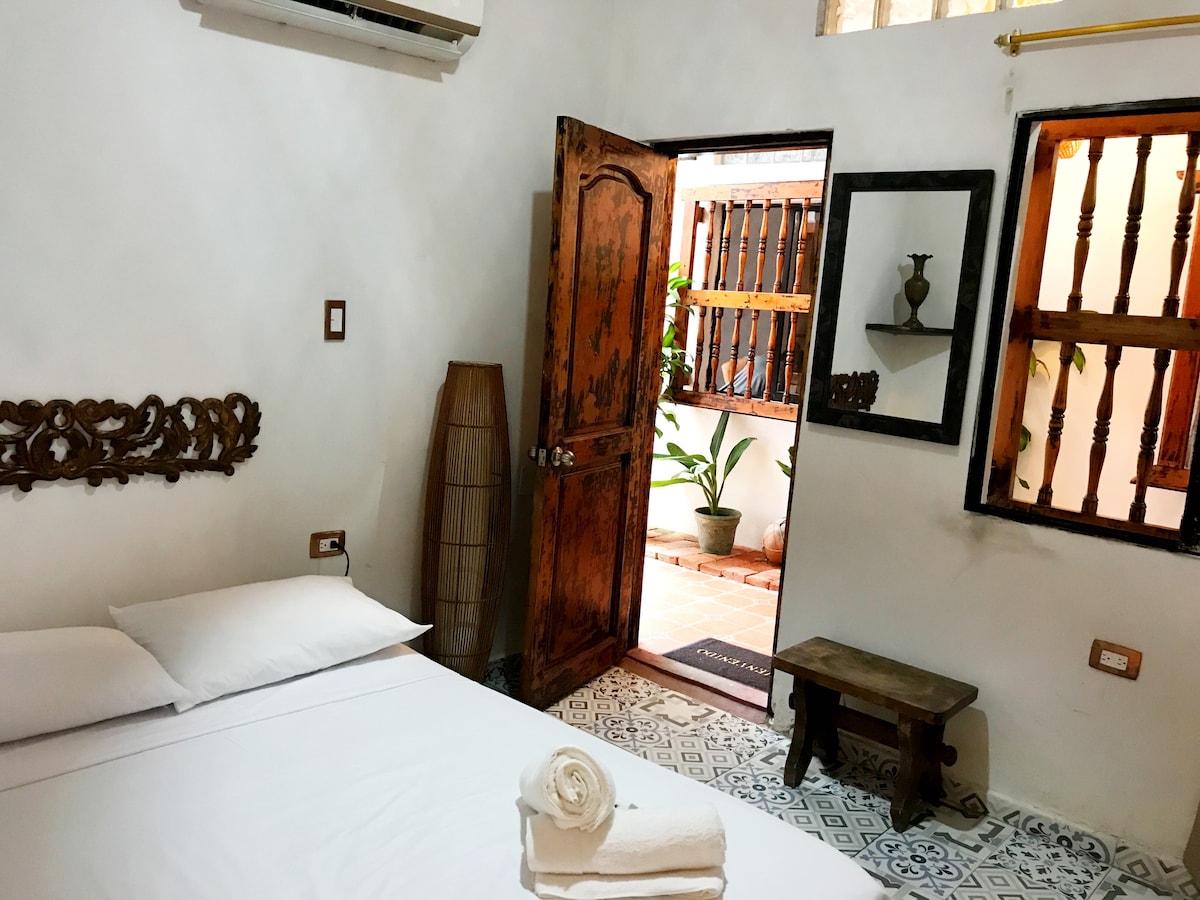 Double room in a charming hostel in Cartagena!