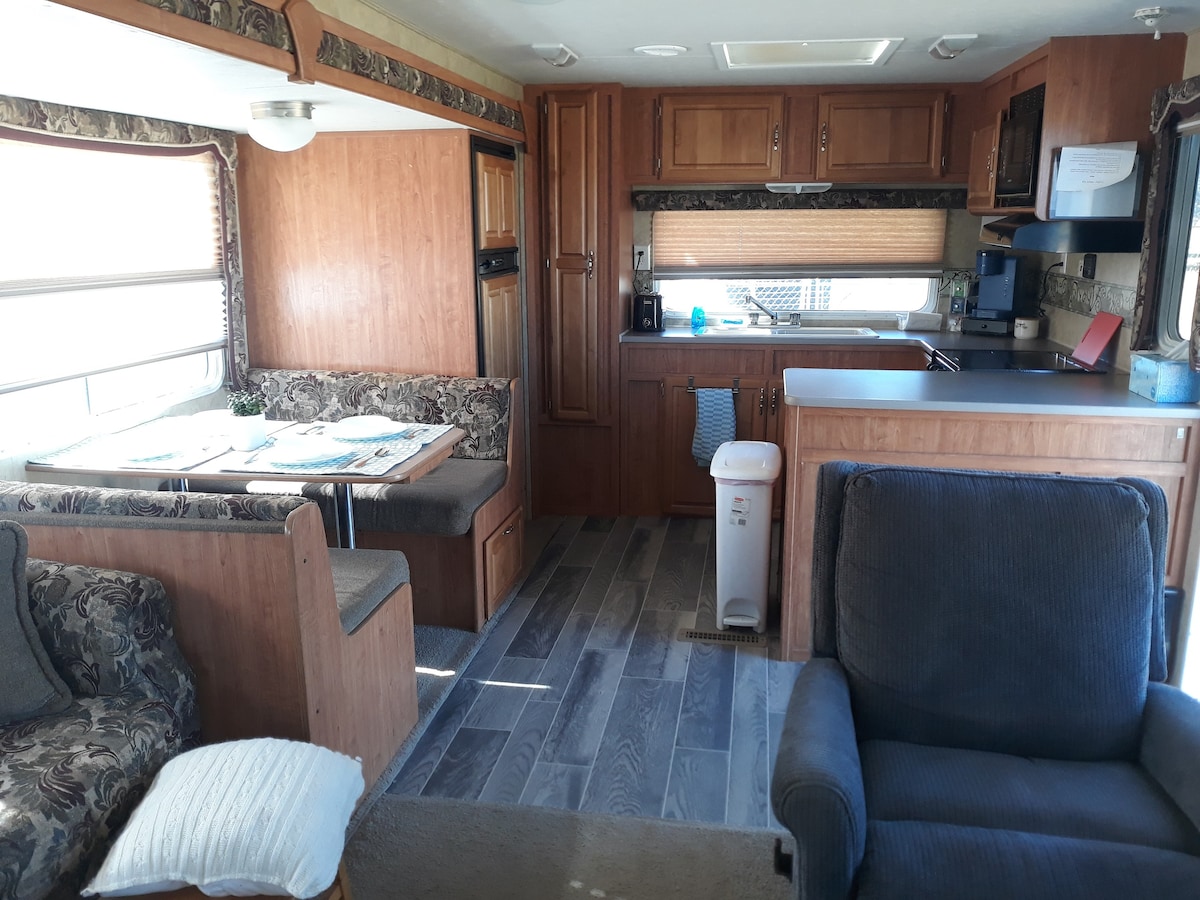 Spacious Roomy RV/Camper in private fence area
