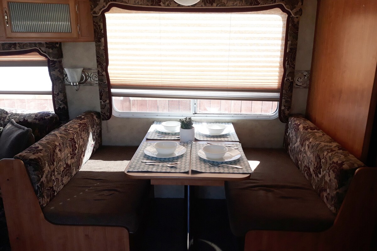 Spacious Roomy RV/Camper in private fence area