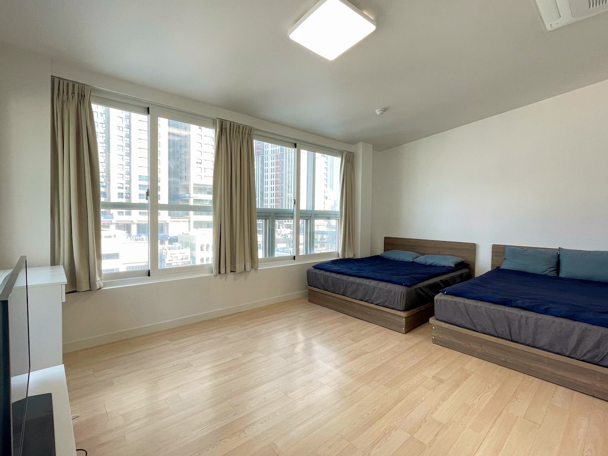 Pension 56 - 6楼， 65坪，最多可容纳20人，海云台海滩主街标志性膳宿公寓
