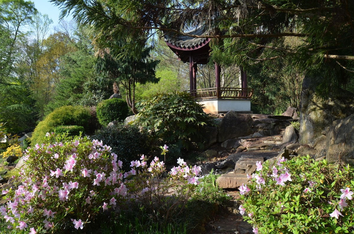 Cottage in 6-Acre Authentic Asian Zen-Garden