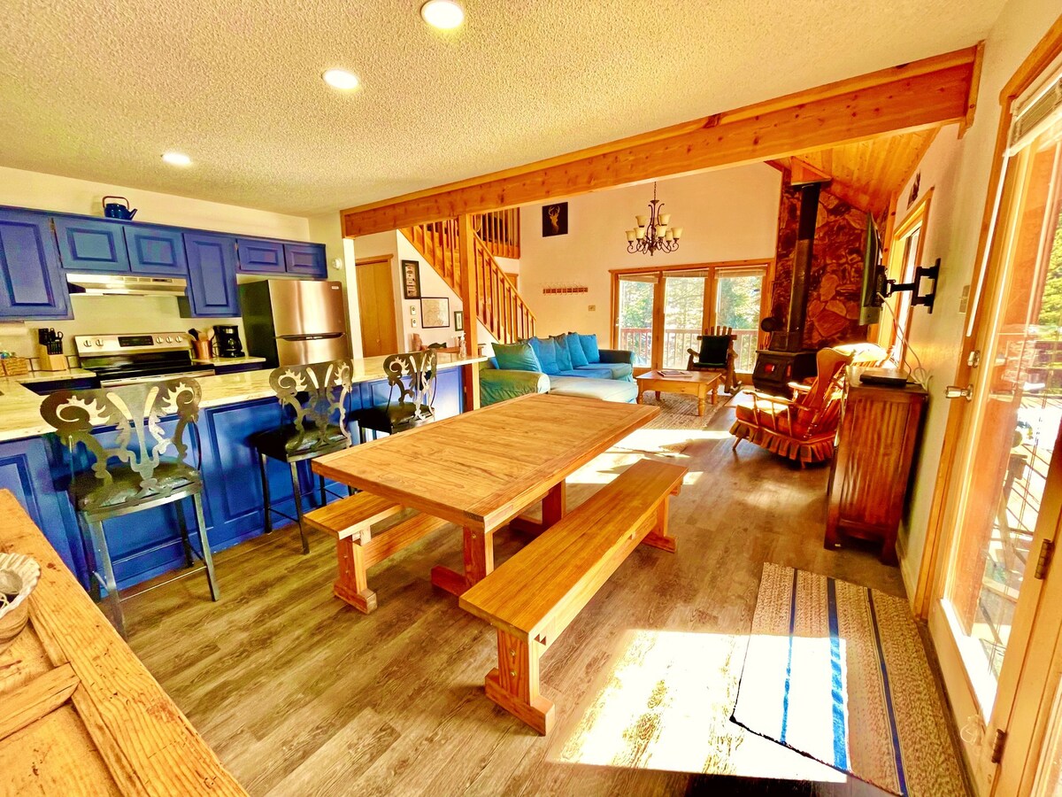 Updated Private Red River Cabin Mins to Town/Lifts