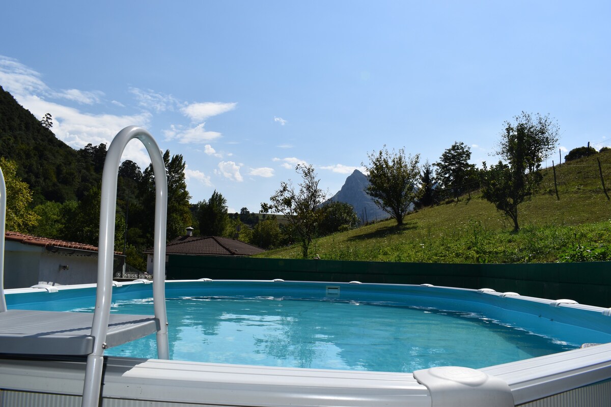 CASA AZUL con piscina, jardin, barbacoa y rio