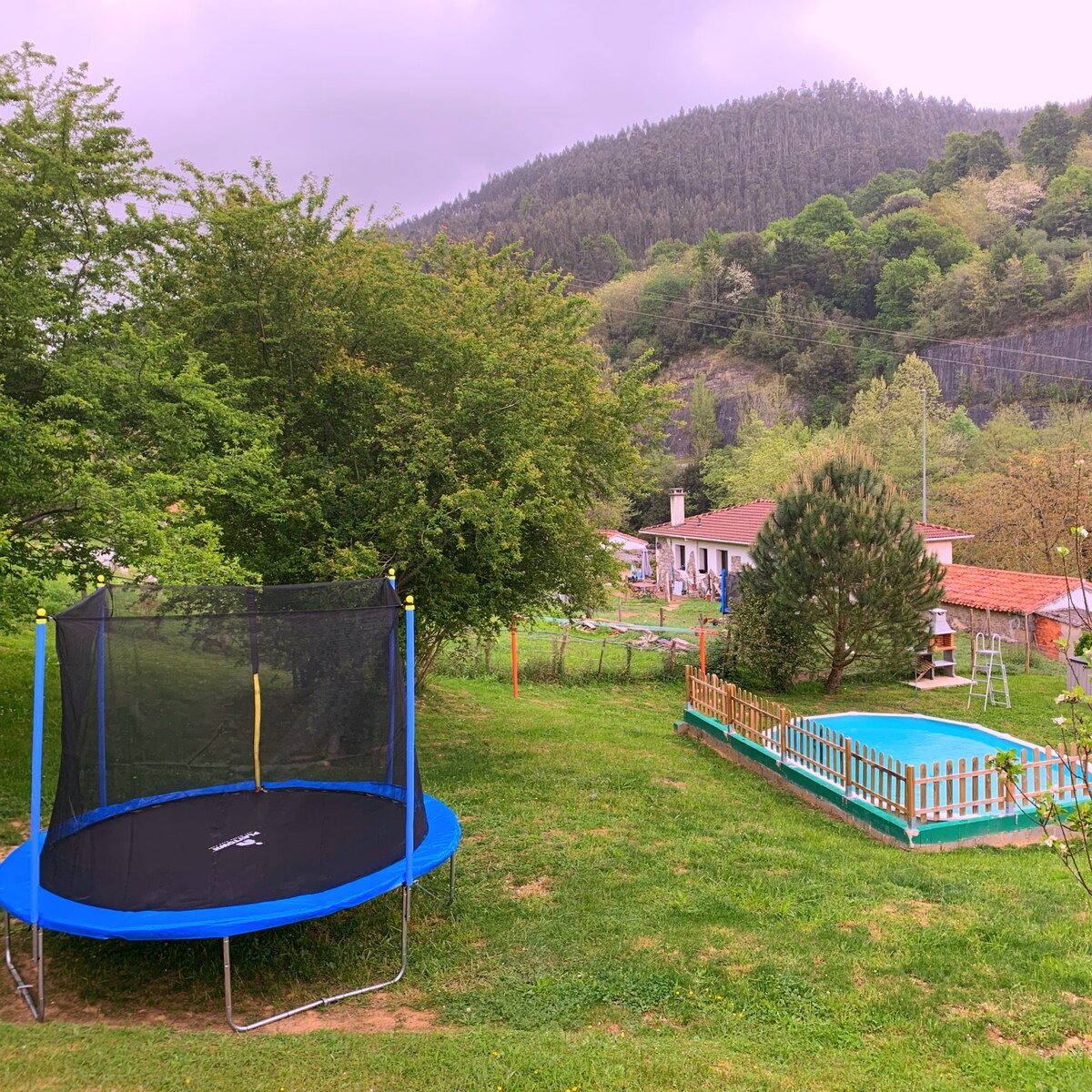 CASA AZUL con piscina, jardin, barbacoa y rio