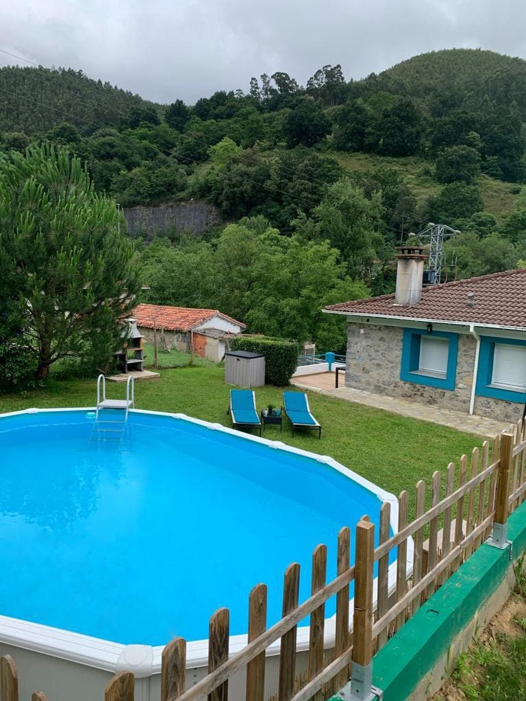 CASA AZUL con piscina, jardin, barbacoa y rio