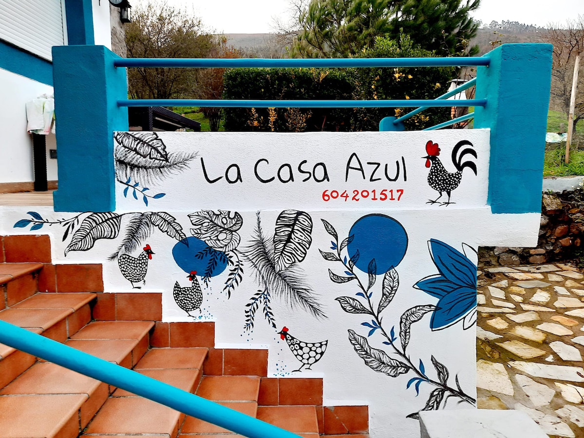 CASA AZUL con piscina, jardin, barbacoa y rio