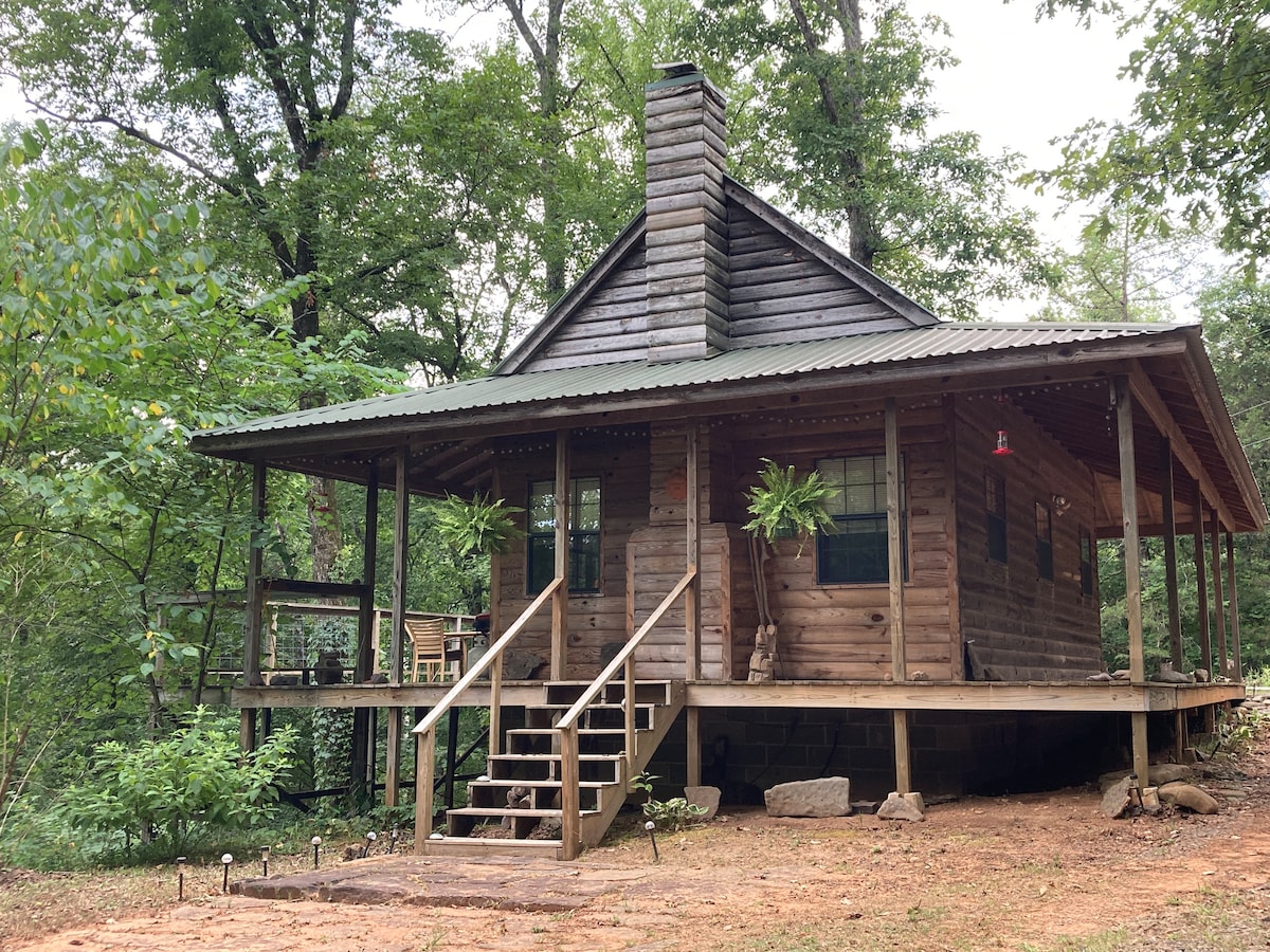 Couples cabin with Jacuzzi Ozark National Forest.