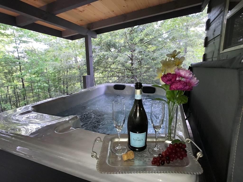 The Treehouse TN Honeymoon Cabin HOT TUB - in BSF!