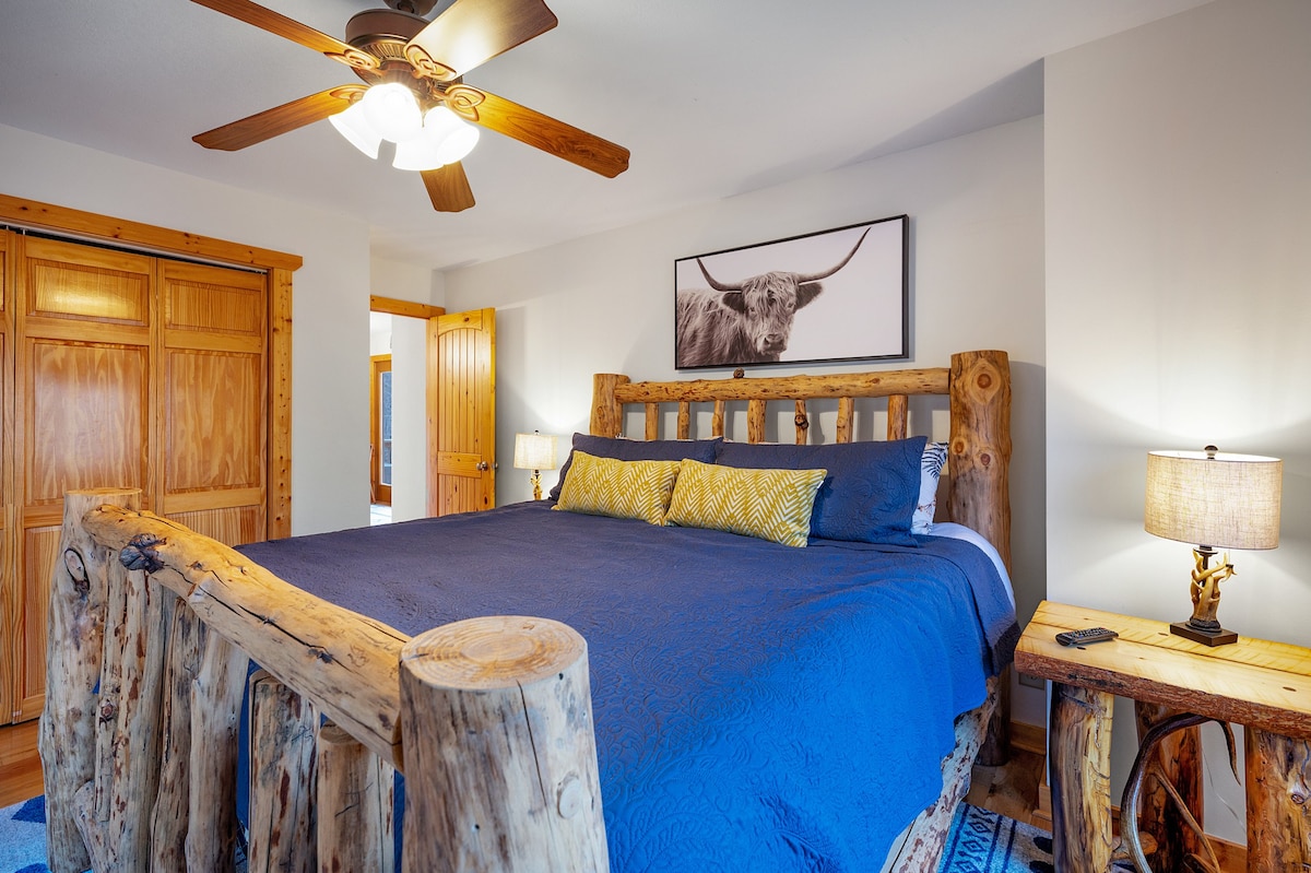 Pet Friendly Mountain Chalet - Hot Tub & Game Room