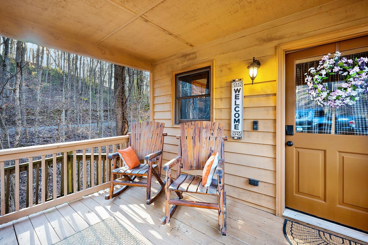 Pet Friendly Mountain Chalet - Hot Tub & Game Room