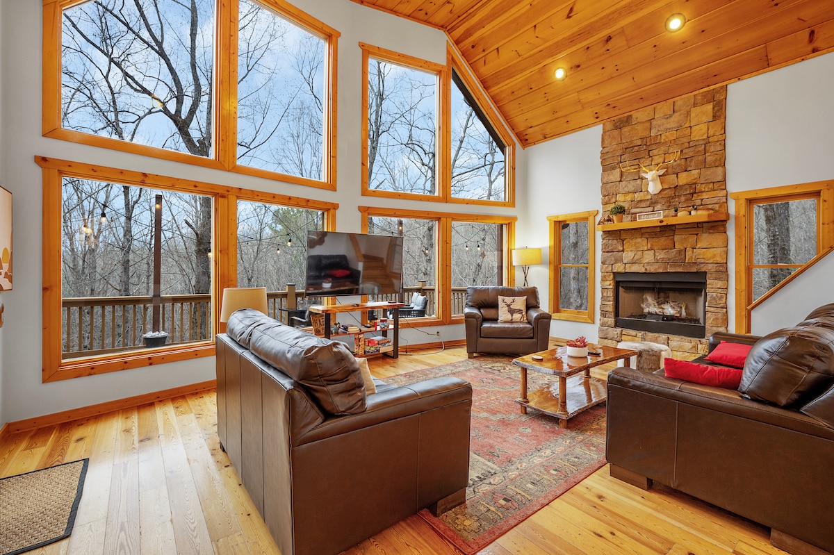 Pet Friendly Mountain Chalet - Hot Tub & Game Room