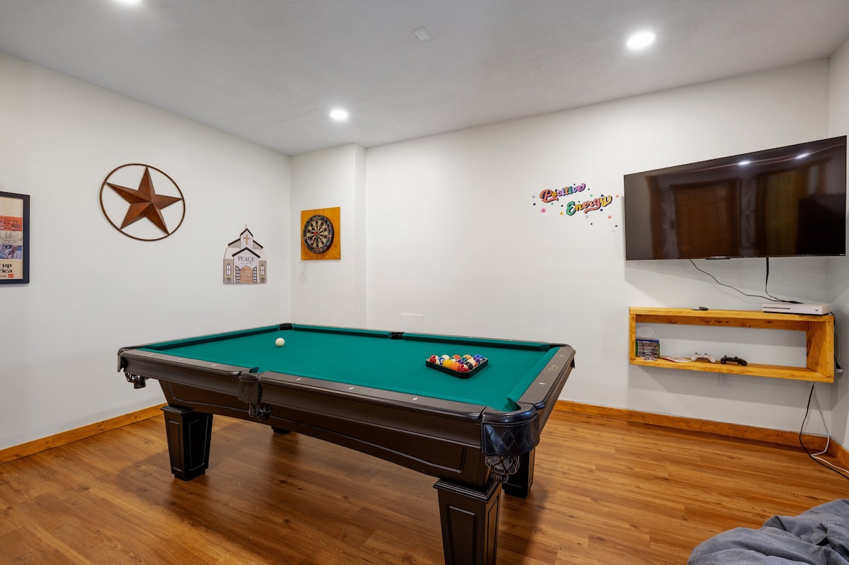 Pet Friendly Mountain Chalet - Hot Tub & Game Room