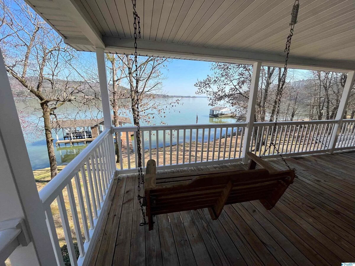 Laker's Acres: Stunning View, Sleeps 14, Private