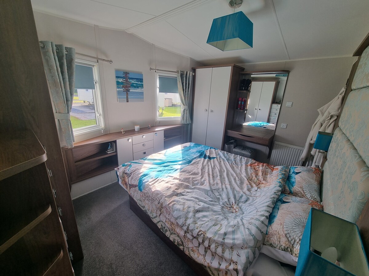 Luxury 2 Bedroom Caravan, Sleeps 6