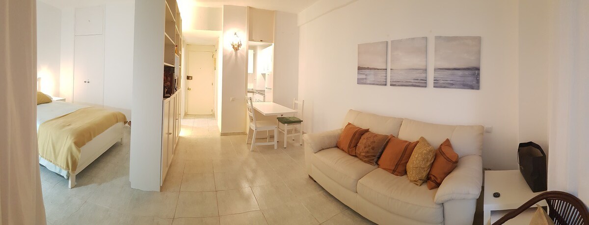 舒适的公寓，距离拉斯坎特拉斯（ Las Canteras ） 450米。