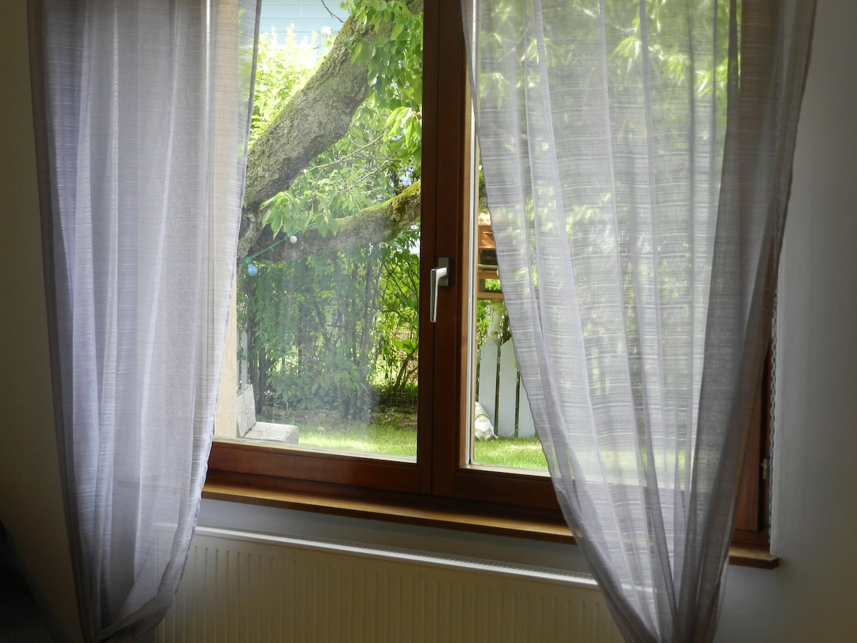 Appartement dans maison chaleureuse avec jardin