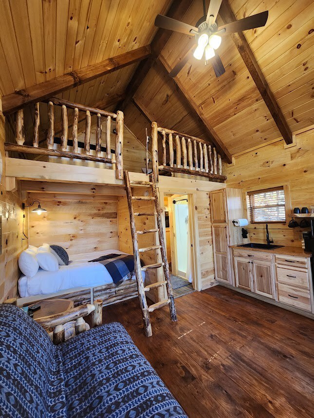 Kenai Fjords: 4-6 Person Midsize Luxury Cabin
