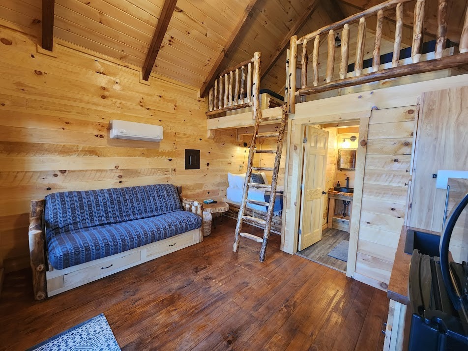 Grand Teton: 4-6 Person Midsize Luxury Cabin