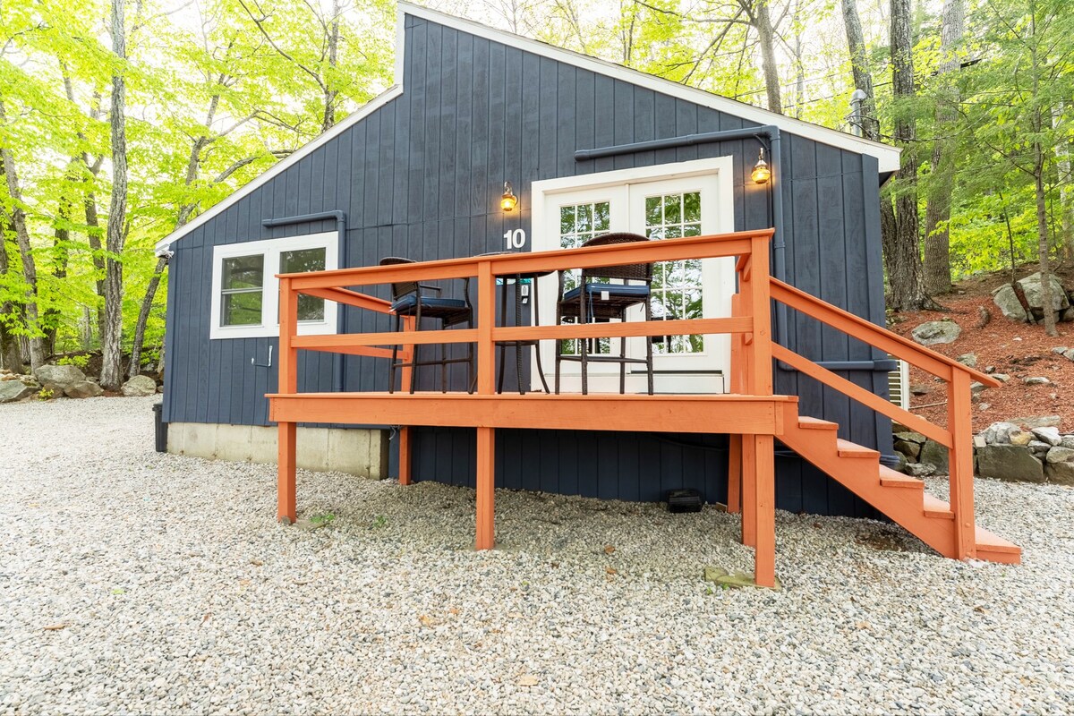 NEW Picturesque Cabin Escape with Great Lake Views