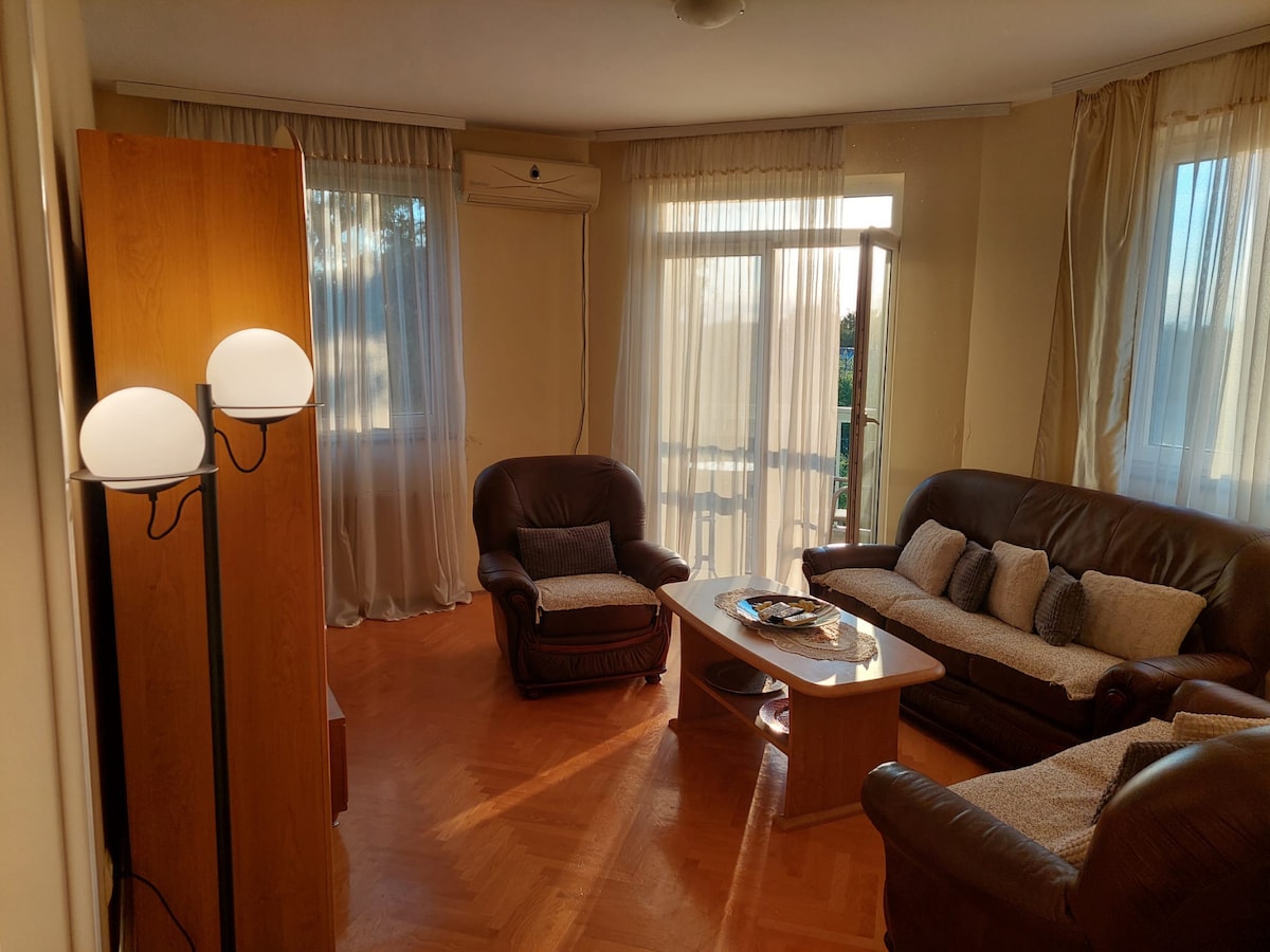 休闲双卧室公寓，靠近Subotica中心
