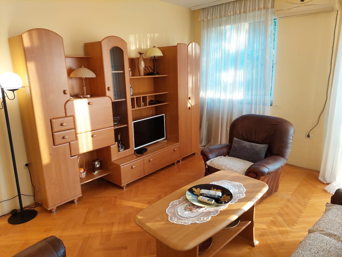 休闲双卧室公寓，靠近Subotica中心