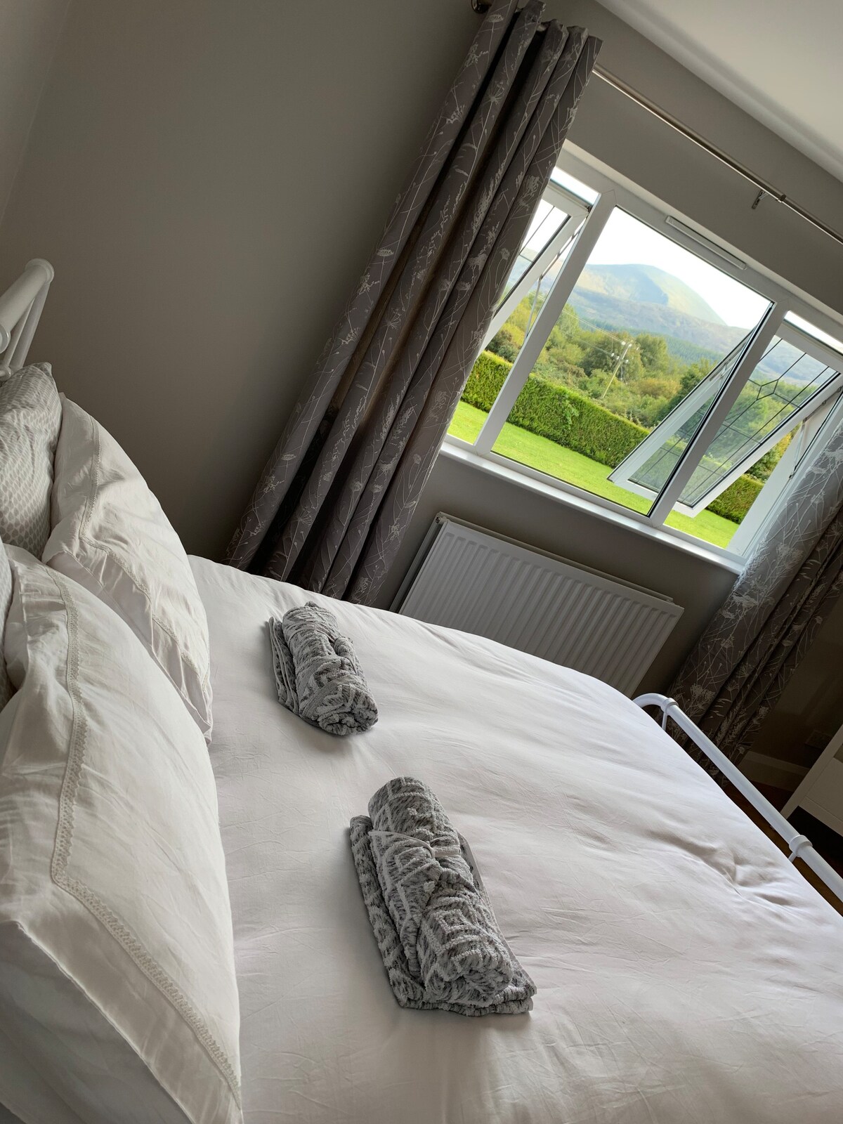 舒适的3卧室隐蔽处，带海景+ Mourne山景