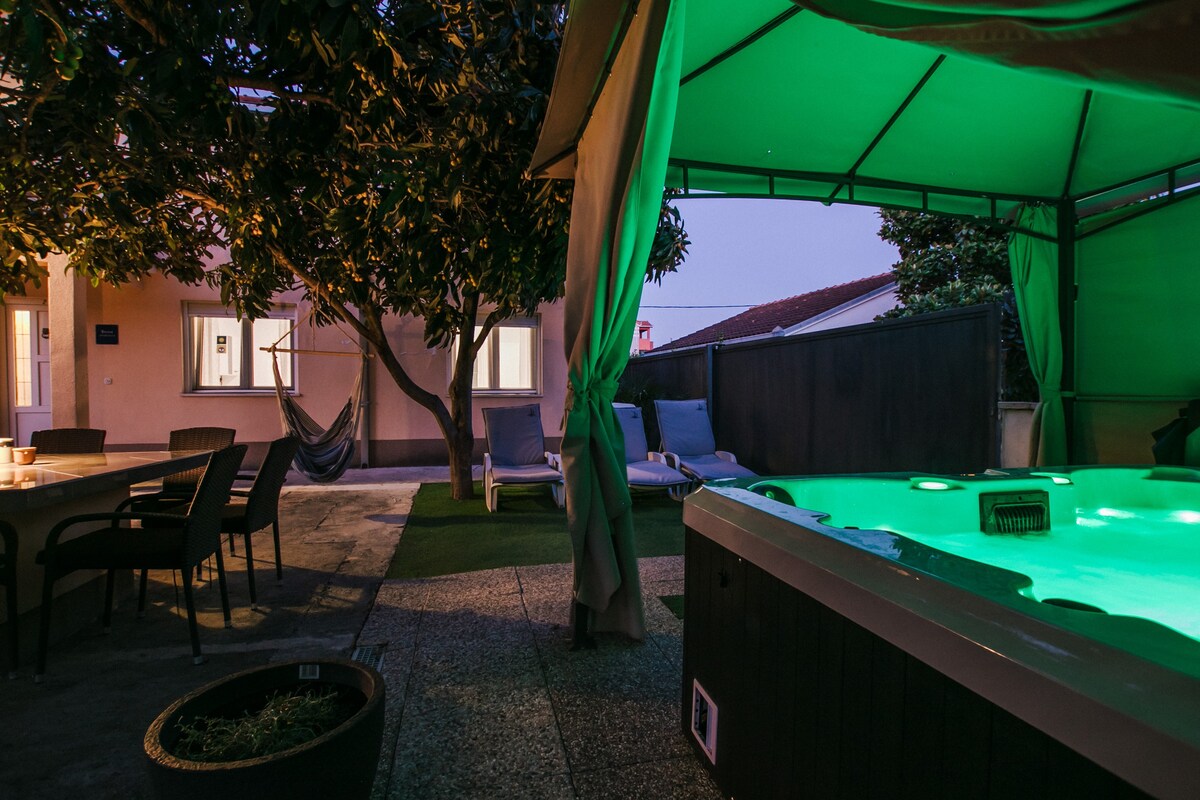 公寓「绿色」，私人热水浴缸，距离海滩500米