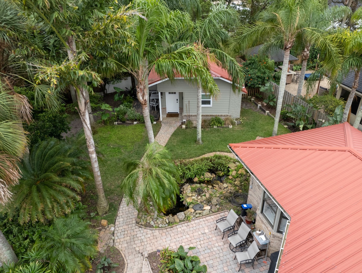 Tropical guest house a few blocks from the beach