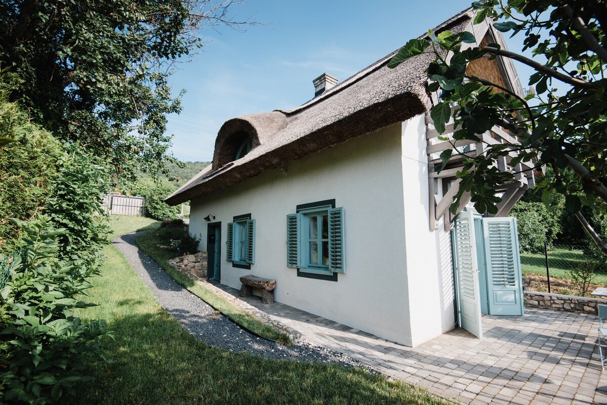 Noemi's Cottage - 200 éves álom a Balatonnál.
